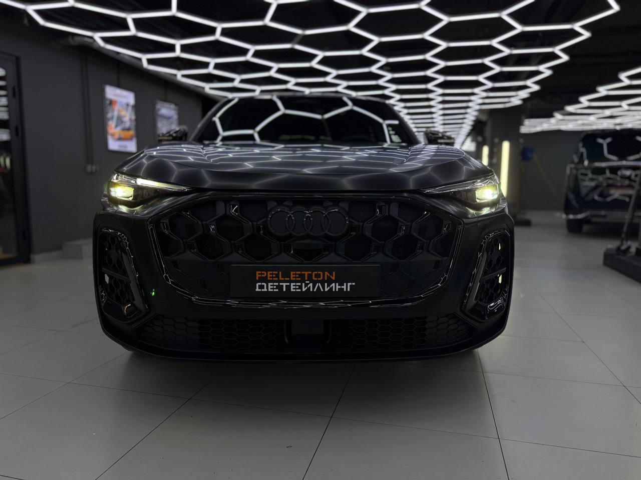 Оклейка Audi Q5 в сатиновую полиуретановую пленку 200 мкм: шелковый финиш и надежная защита
